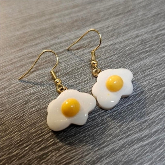 🦋 5 For $10 🦋 Sunny Side Up Egg Charm Earrings - Picture 2 of 2